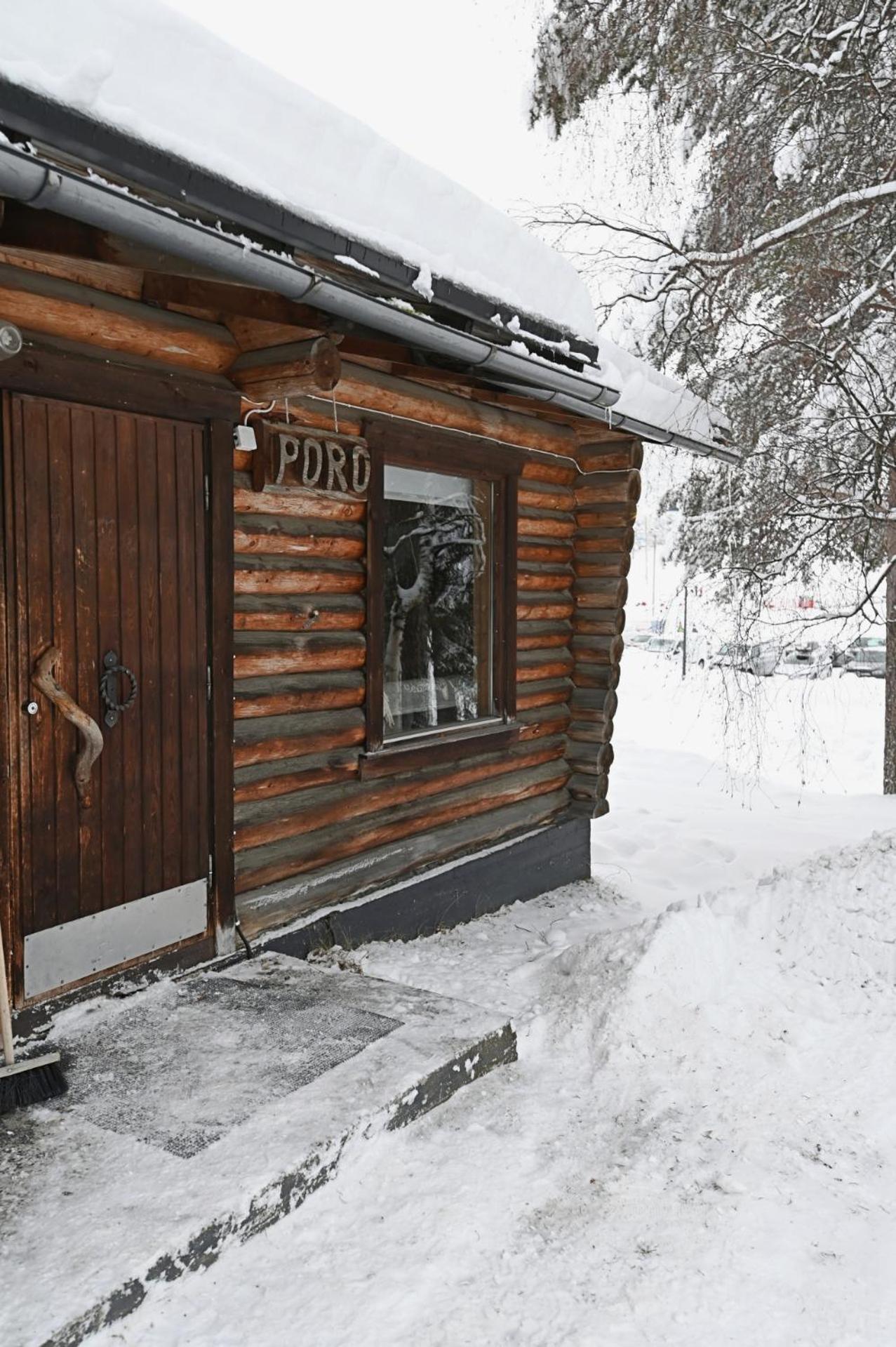 Classic Log Cabin Ski-In Ski-Out Levi Bagian luar foto
